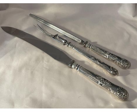 AN ELIZABETH II 1959 HALLMARKED SHEFFIELD SILVER HANDLED CARVING SET, MAKER GEE AND HOLMES(HARRODS LONDON CUTLERS &amp; SILVE