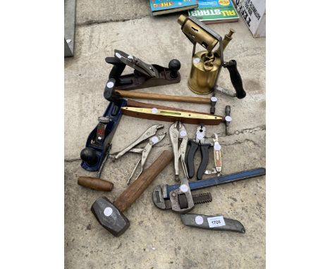 AN ASSORTMENT OF HAND TOOLS TO INCLUDE A WOOD PLANE, HAMMERS AND MOLE GRIPS ETC 