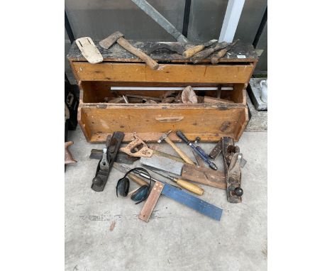 A VINTAGE WOODEN JOINERS CHEST TO INCLUDE AN ASSORTMENT OF TOOLS TO INCLUDE HAMMERS AND WOOD PLANES ETC 