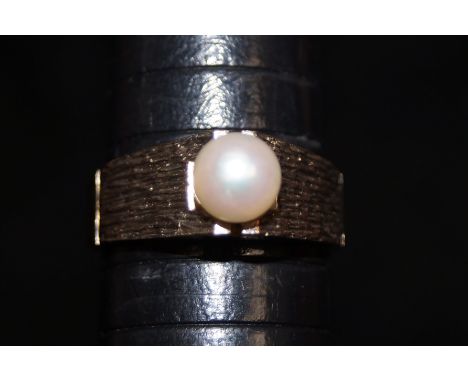 9ct gold ring set with a single pearl. 4.5 grams total weight