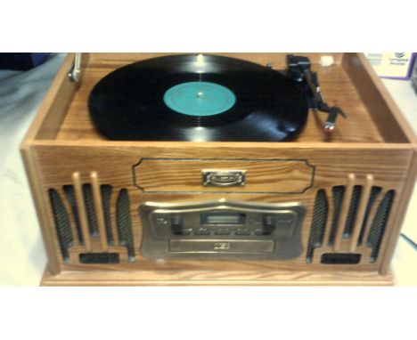 Daklin-record player/Radio AM/FM, CD and cassette- in good working condition