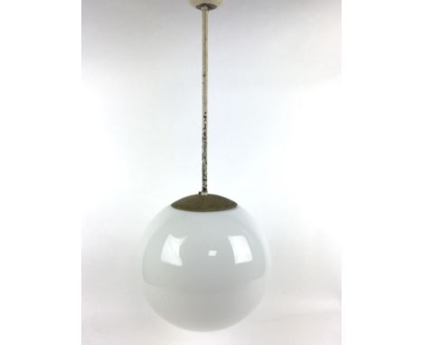   (Curiosa) Hanglamp Gispen stijl school lamp met ronde melkglazen bol, midden 20e eeuw. Conditie: Pendel is overgeverfd. Afm