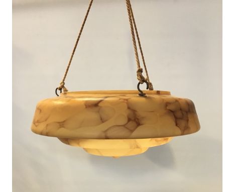   (Curiosa) Lamp, Art Deco Gemarmerd glazen Art Deco hanglamp, circa 1920. Conditie: Fitting ontbreekt. Afmetingen: Totale le