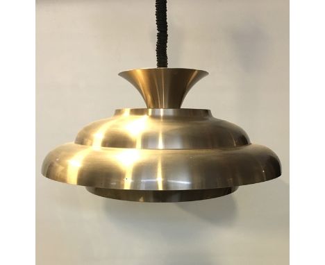   (Design) Lamp Hanglamp, jaren '70. Conditie: In goede staat met gebruikssporen. Afmetingen: Lengte 23 cm en diameter 45 cm.