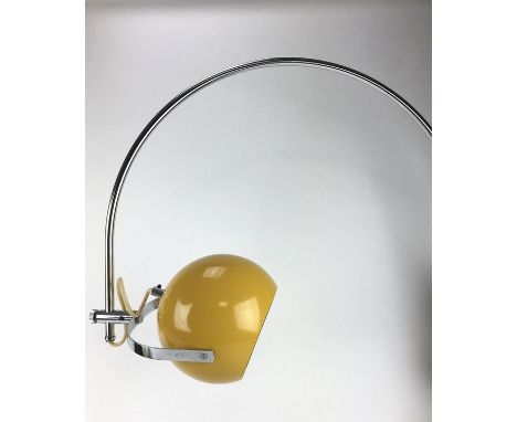   (Design) Booglamp, Herda Verlichting Amsterdam Wandlamp met gebogen chromen buisframe met gele metalen kap. Herda Verlichti