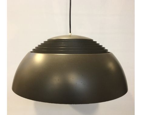   (Curiosa) Lamp Hanglamp, jaren '80. Conditie: Rand licht beschadigd. Afmetingen: Lengte 26 cm en diameter 48 cm.          