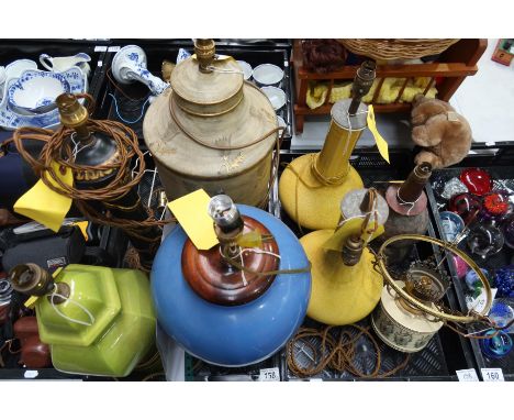 A collection of ceramic and metal lamp bases including a pair of Chinese style vases, tole ware type churn form base, etc  (2