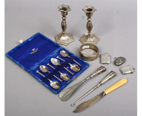A collection of silver to include a pair of candlesticks, assayed Birmingham 1901, bangle assayed Chester 1961, silver handle