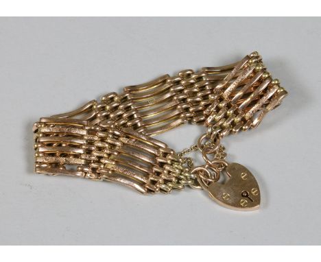 A 9ct gold gate bracelet with heart shaped clasp, 19.7 grams.
