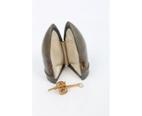 First World War period French gold charm in the form of a gun carriage, marked - 'Glorieux 75, 1914 - 1915', in an unusual le