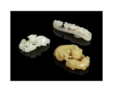 十九至二十世紀 白玉雕蒼龍教子帶鉤、 玉雕（共三件） comprising: a white jade dragon belt hook, 10cm wide; a yellowish celadon jade carving of a unicor