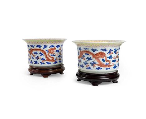 清末民初 粉彩雙龍趕珠花盆（一對） each of cylindrical form, supported on a short recessed foot and terminating to an everted mouth rim, the e