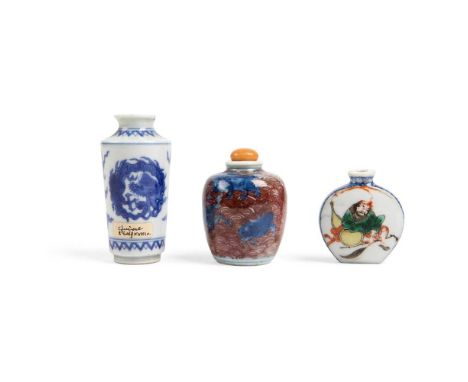 清 雍正款 青花釉裏紅海獸紋、清風款 青花團龍紋、青花綠彩道教仙人圖 鼻煙壺（一組三件） comprising: a blue and white with underglaze red ovoid bottle decorated with var