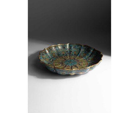 清 銅胎掐絲琺瑯夔龍紋菱花口大盤 supported on three tiny circular feet, the interior decorated with a large medallion further surrounded by t