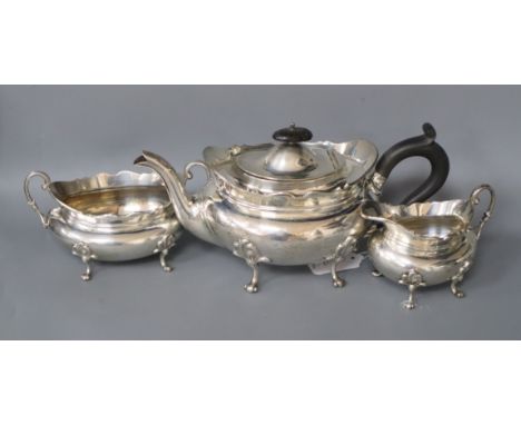 An Edwardian silver three piece tea set, by George Edward &amp; Sons, London, 1905, gross 39 oz.