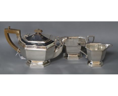 A George V silver three piece tea set, Harrod's Ltd, Sheffield, 1933 gross 32.5 oz