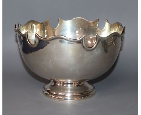 An Edwardian Scottish silver Monteith style rose bowl, Edinburgh 1907, by Hamilton and Inches, 15.8cm in diameter, 8 oz.
