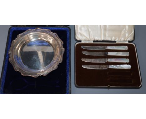 A cased silver dish and a cased set of four(ex6) mother of pearl handled silver tea knives.