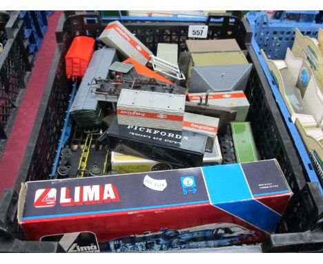 A Boxed Lima 'OO' Gauge D8138 Shunter, Hornby R85015, other rolling stock, accessories, etc :- One Tray