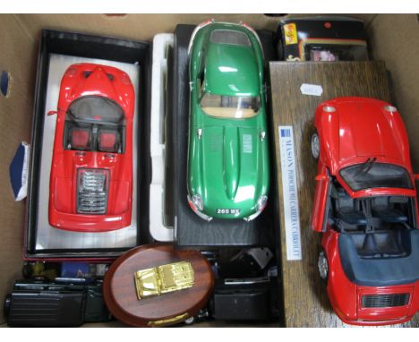 A Collection of Diecast Model Vehicles, including a boxed 1;18 scale Maisto Dodge Viper GTS, four 1:18 scale diecast model ca