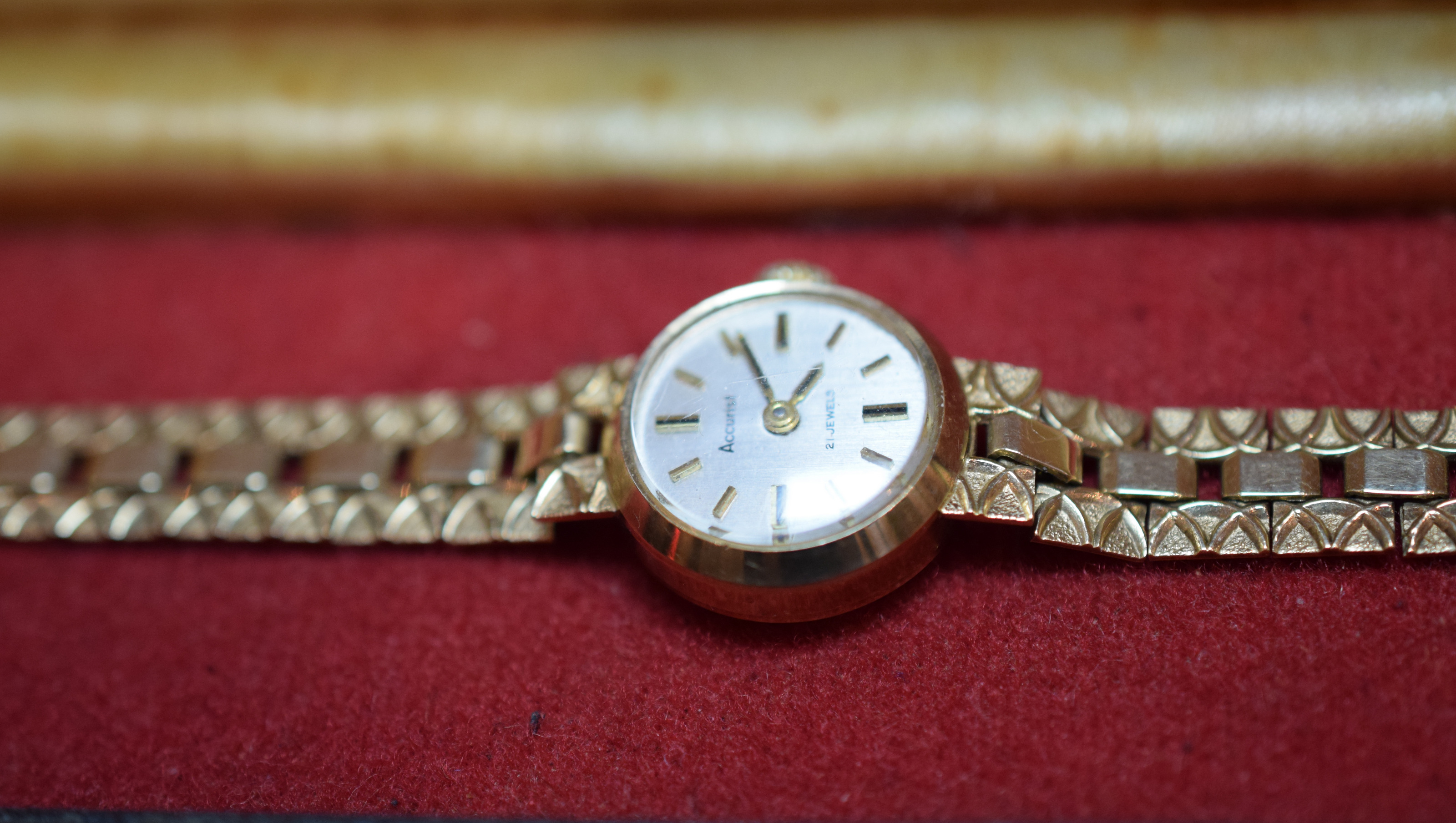 Vintage 9ct Gold Ladies Accurist Watch On 9ct Gold Bracelet In working condition and in origi
