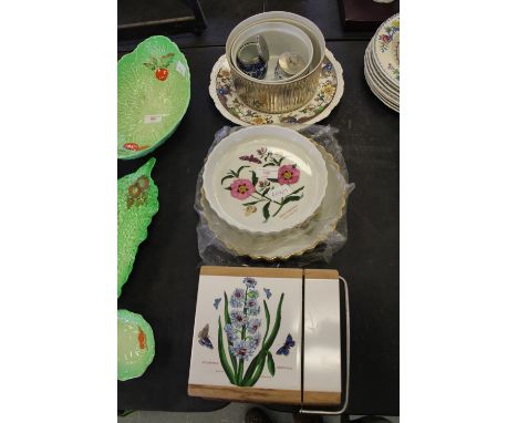 Small selection of Royal Worcester Evesham and other items