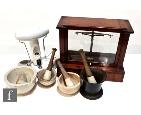 An early 20th Century mahogany cased set of balance scales by Becker &amp; Sons Rotterdam, width 40cm, a small set of Avery w