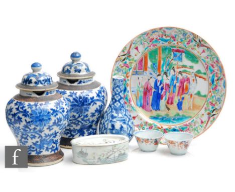 A small collection of Chinese porcelain items, to include a famille rose cricket box with 'Jian Ding' red seal mark, pair of 