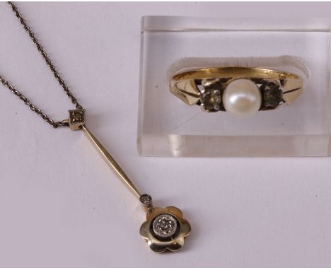 2 Schmuckstücke, 585 Gold: Jugendstilanhänger mit Diamant (geprüft), an Kette, L. 44 cm, Ring mit Perle und Diamanten (?), RG