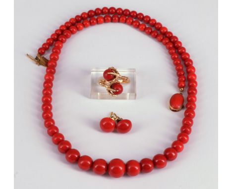 Korallenset: Kette mit verlaufenden Kugeln, Goldschließe, L. 53 cm; Paar Ohrringe, 585er GG; sowie einem aparten Ring, bei de
