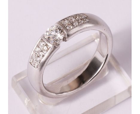 Ring, 750er Weißgold, mit großem zentralem Brillant, laut Schmuckpass 0,67 ct, w, si, zusätzlich 16 kleinere Diamanten, ca. 0