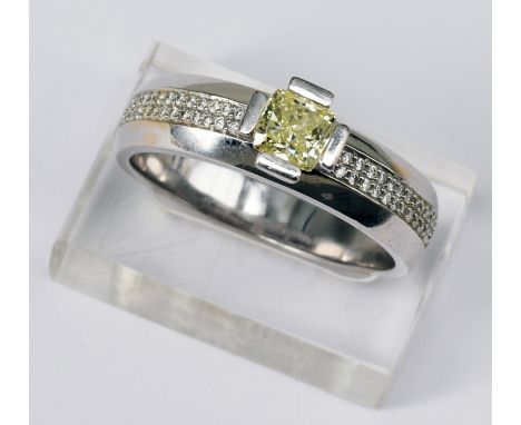 Ring, 750er WG, laut Schmuckpass Diamant cushion 1,06 ct, fancy yellow vs2, Brillanten ca. 0,28 ct w.si, Kaufpreis 2014 16000