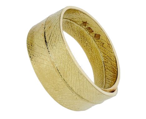 A leaf ring by H. Stern, of wraparound design, cast to both sides with fine leaf detailing, maker’s mark, stamped ‘750’, ring