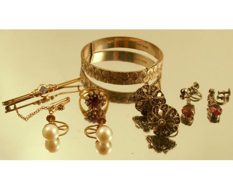 A 9 carat gold amethyst and cultured pearl cluster ring, together with a bar brooch, a silver hinged bangle and other jewelle