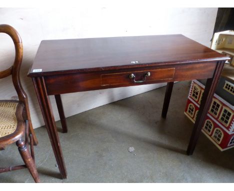 A GEORGIAN MAHOGANY SIDE TABLE.