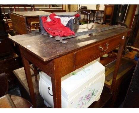 A GEORGIAN OAK SIDE TABLE WITH SINGLE DRAWER.