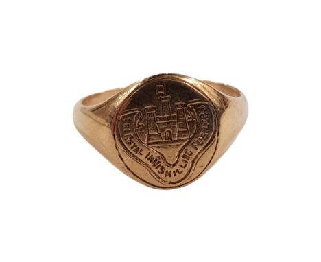 9 CARAT GOLD RING (TESTED TO) ENGRAVED WITH 'THE ROYAL INNISKILLING FUSILIERS' CREST ETC (4.2 GRAMS) 