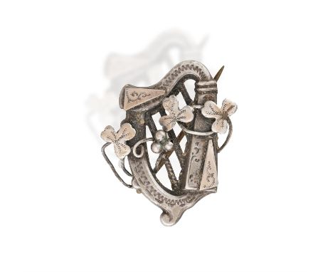 A SILVER HARP HARP BROOCH