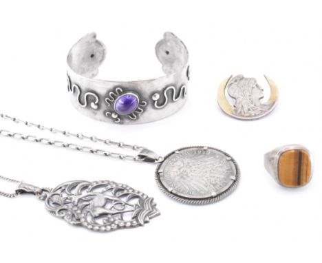 An assortment of silver jewellery to include a silver bangle with fused relief work and central amethyst cabochon, a silver s