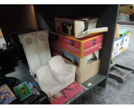 A selection of original Sindy accessories, Pedigree Dining Table and Chairs, boxed 44527, Bed and Bedclothes, boxed 44503, Dr