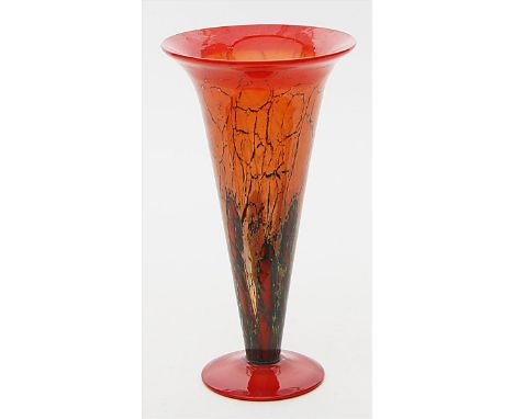   Art Deco-Vase, WMF.  Farbloses Glas, mit netzartigen Pulvereinschmelzungen sowie rotem Dekor. So genanntes "Ikora-Glas". WM