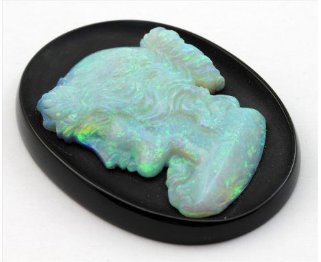   Opalkamee auf Onyx.  Aus weißem Opal mit lebhaftem grün-gelb-blauem Farbenspiel geschnittenes Damenportrait auf ovaler, sch