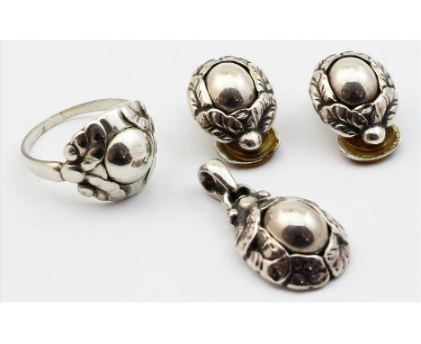   Jensen, Georg  Kettenanhänger, Ring und Paar Ohrclips. 925/000 Sterlingsilber mit floralem Reliefdekor. Mz. Georg Jensen, K