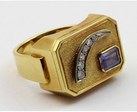   Ring.  750/000 GG, brutto 13,5 g. Achteckiger Ringkopf, besetzt mit hellem Amethyst und sechs in WG gefassten Diamanten. RW