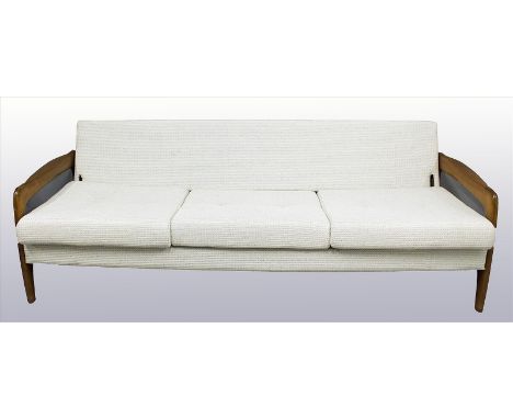   Dreisitzer-Sofa.  Teakholzgestell. Helle, sehr gepflegte Polsterung. Klappfunktion als Daybed. 60er/70er Jahre. 68x 202x 80