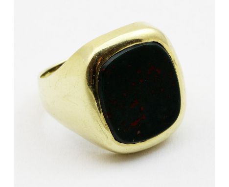   Ring.  585/000 GG, brutto 6,1 g. Besetzt mit Heliotrop-Tafelstein. RW 50.          