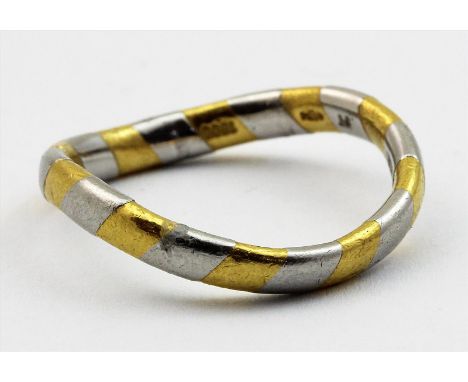   Ring, NIESSING.  1000/000 Feingold und 950/000 Platin, 5,5 g. Unregelmäßig geformte Ringschiene aus GG- und Platinsegmenten