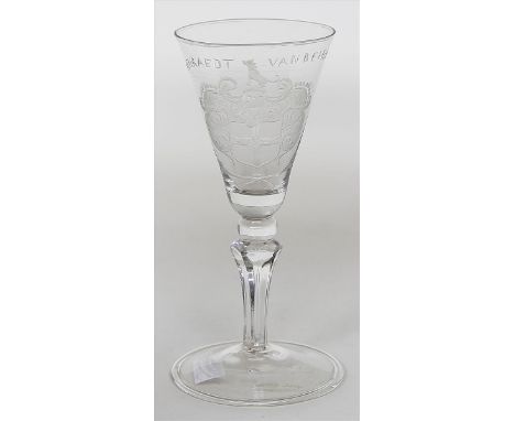   Barockglas.  Farblos. Konische Kuppa, schauseitig mit Wappen und Aufschrift "SCOENRAEDT VAN BEINHEIM" in teils geblänkeltem