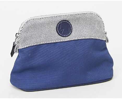   Reisekulturbeutel "Bolide", Hermès.  Zweifarbige Reisekulturtasche aus Baumwolle, aufgenähtes, blaues Logo-Patch mit stilis
