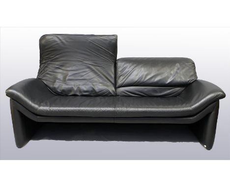   Sofa, Hans Kaufeld / De Sede.  Zweieinhalb- bzw. Dreisitzer. Schwarzes Leder, mit aufklappbarer Rückenlehne. Gebrauchsspure